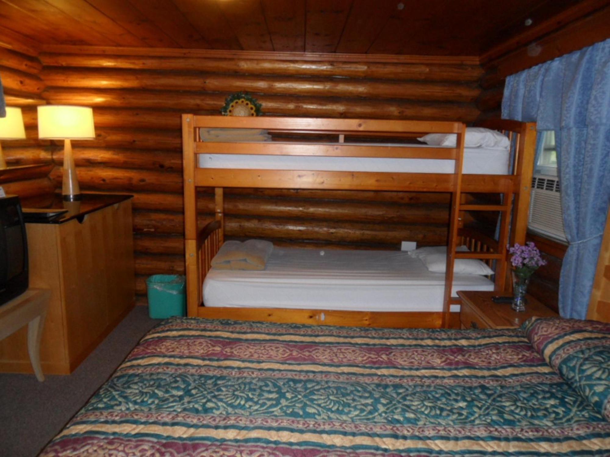 Seven Dwarfs Cabin - On The Brook Cabins Lake George Room photo