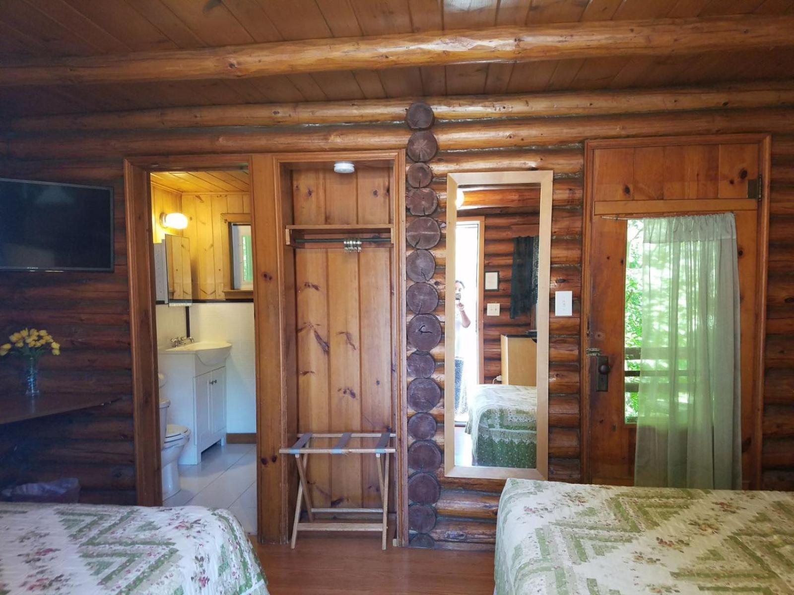 Seven Dwarfs Cabin - On The Brook Cabins Lake George Exterior photo