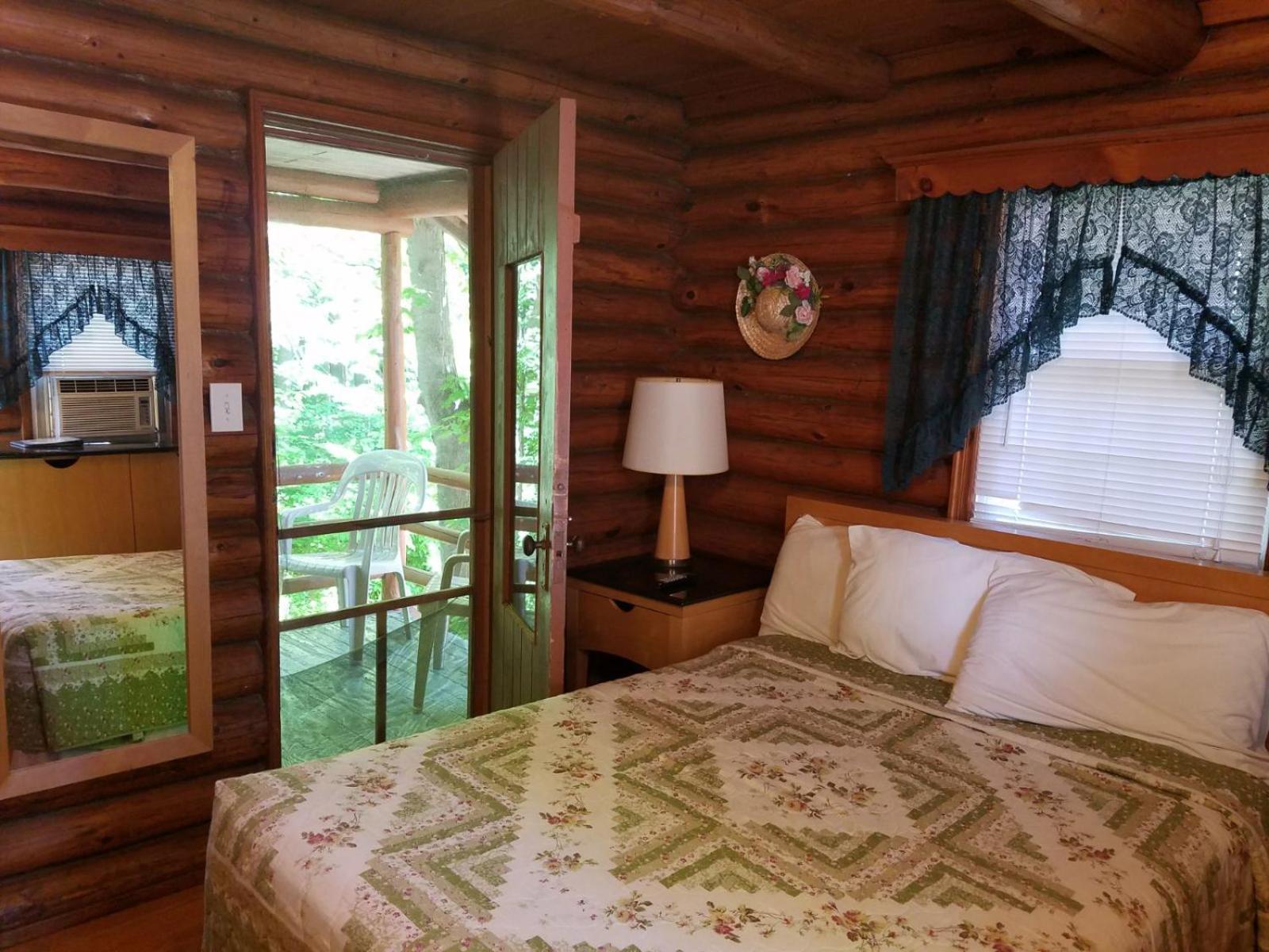 Seven Dwarfs Cabin - On The Brook Cabins Lake George Exterior photo